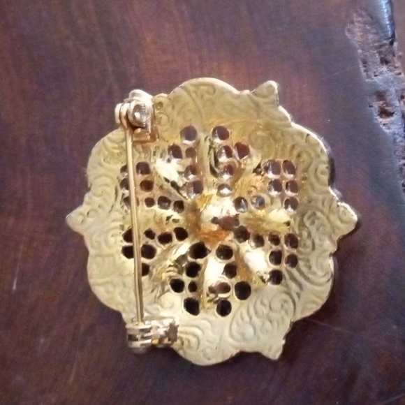 Gold tone brooch - Picture 2 of 3